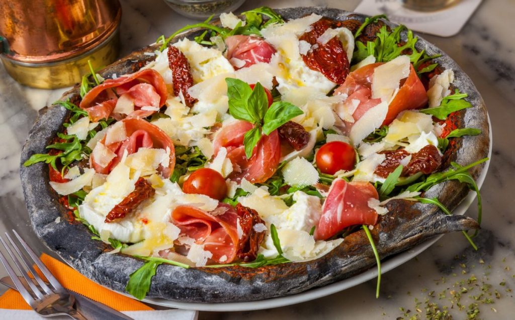 Угольная пицца… не полезная, но очень вкусная пицца на углях