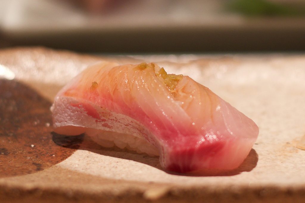 Суши-нигири с хирамаса, рыба больше известна как желтохвост