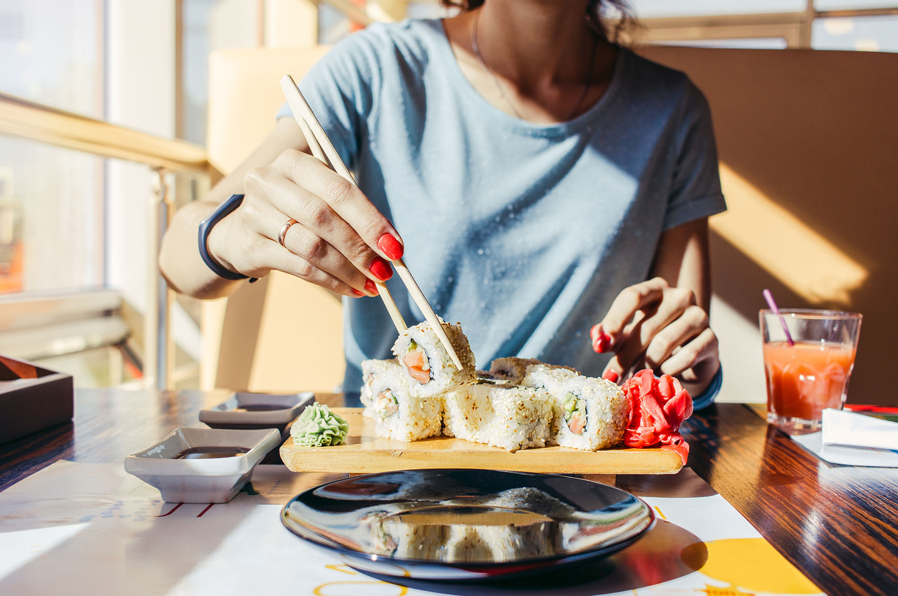 Девушка есть суши. Девушка ест роллы. Люди едят роллы. Девушка с роллами. Креативные фото еды.