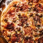 Ароматная пицца с фрикадельками и специями – отличное дополнение к белому вину