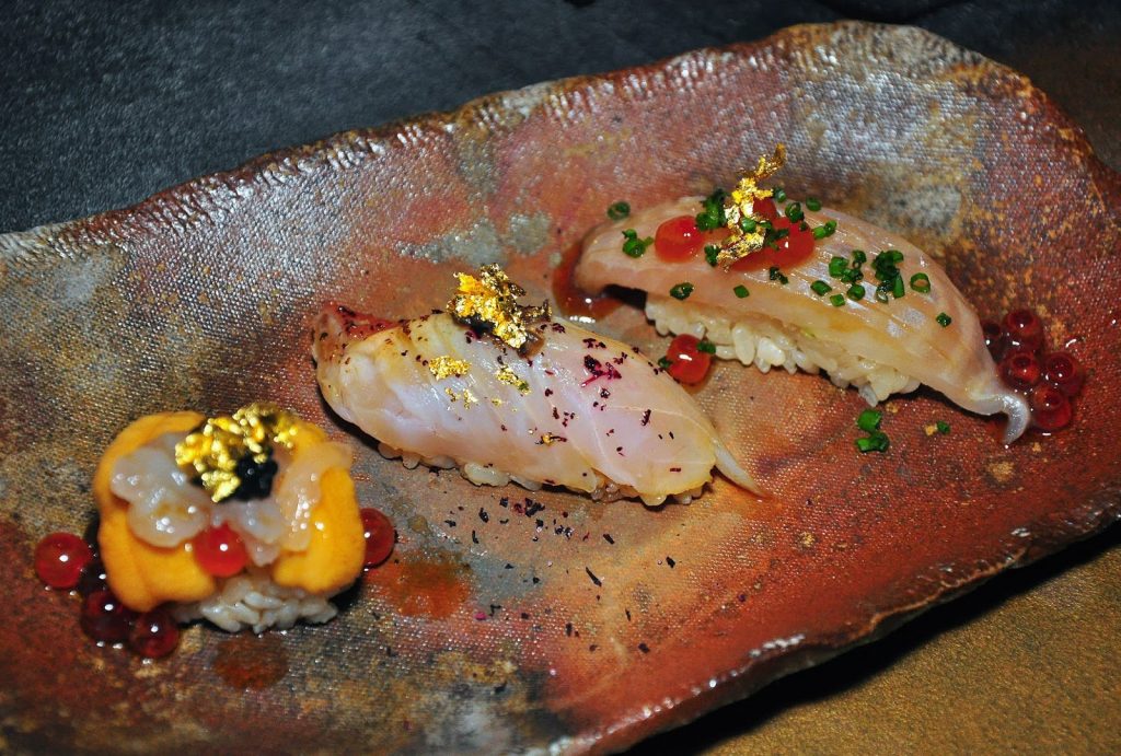 Золотые суши – новая продукция, предлагаемая ресторанами суши