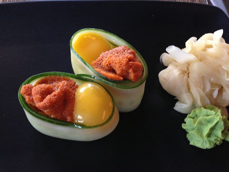 Суши с икрой морского ежа и перепелиными яйцами