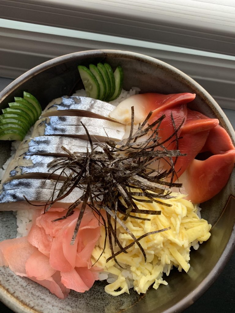 Шиме-саба в тарелке суши