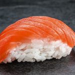 Красная рыба аками и лосось – саке-дзуси или суши с лососем