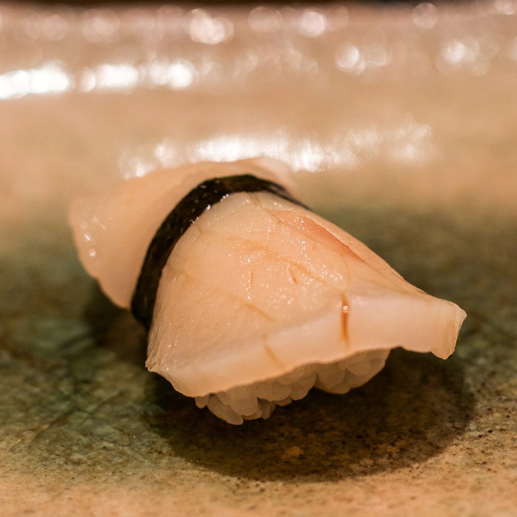 Суши с моллюсками тайрагай
