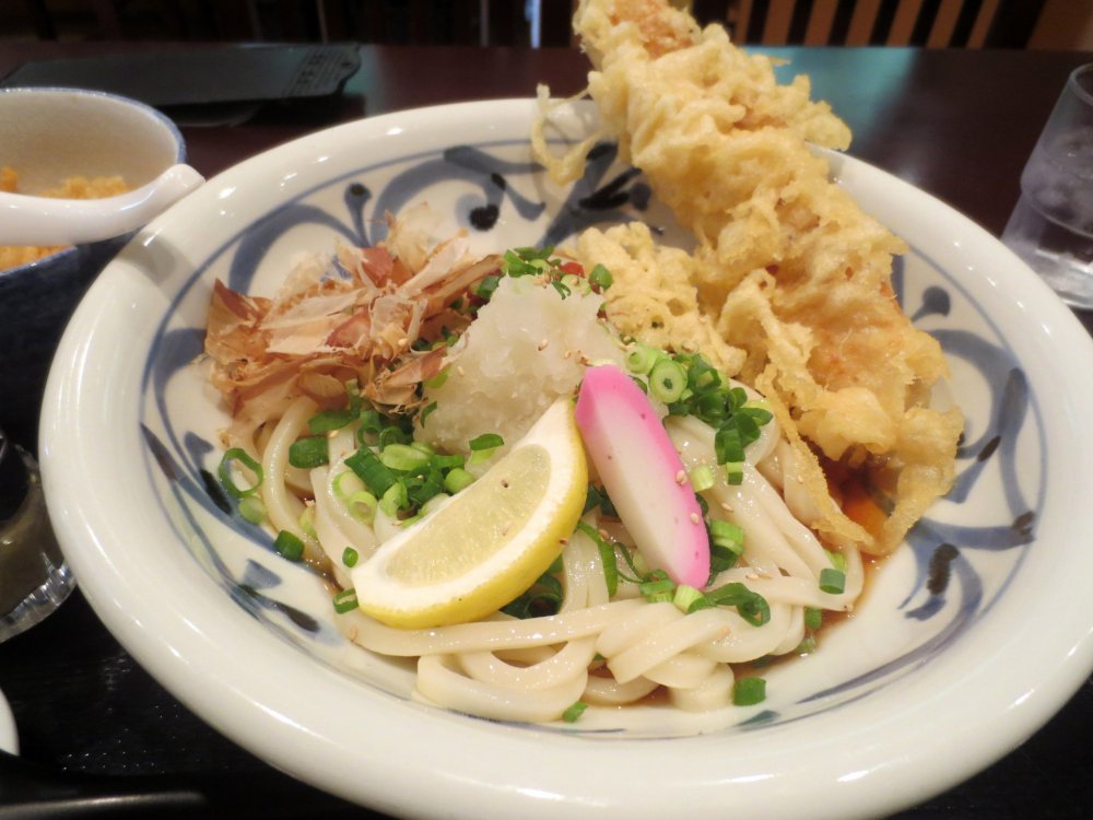 Самая популярная еда в Токио после суши: удон с креветками темпура